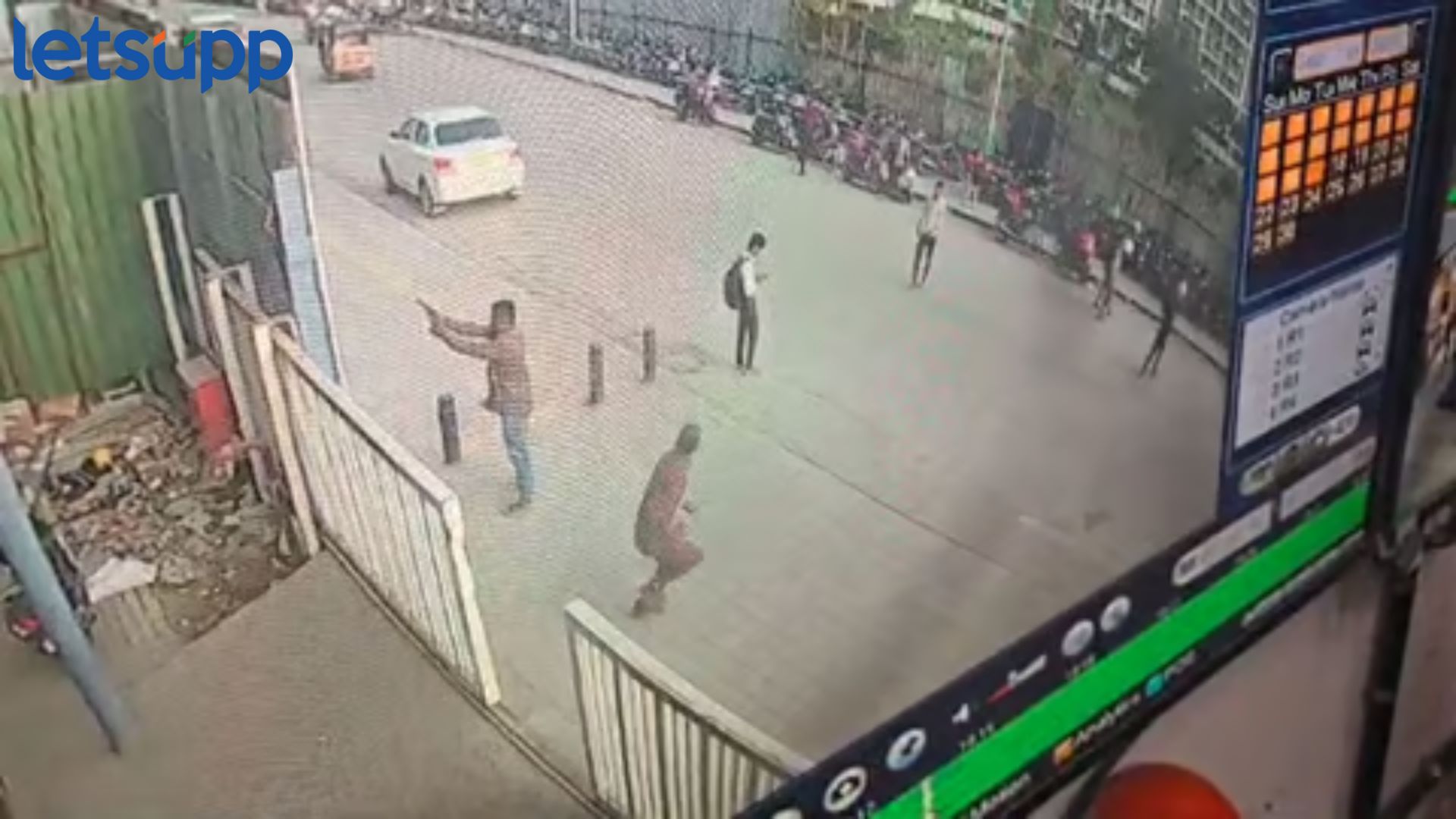 गणपती विसर्जनाची धामधूम अन् पुण्यातील ‘या’ भागात गोळीबार Phoenix Mall : गणपती विसर्जनाची धामधूम अन् पुण्यातील 'या' भागात हवेत गोळीबार