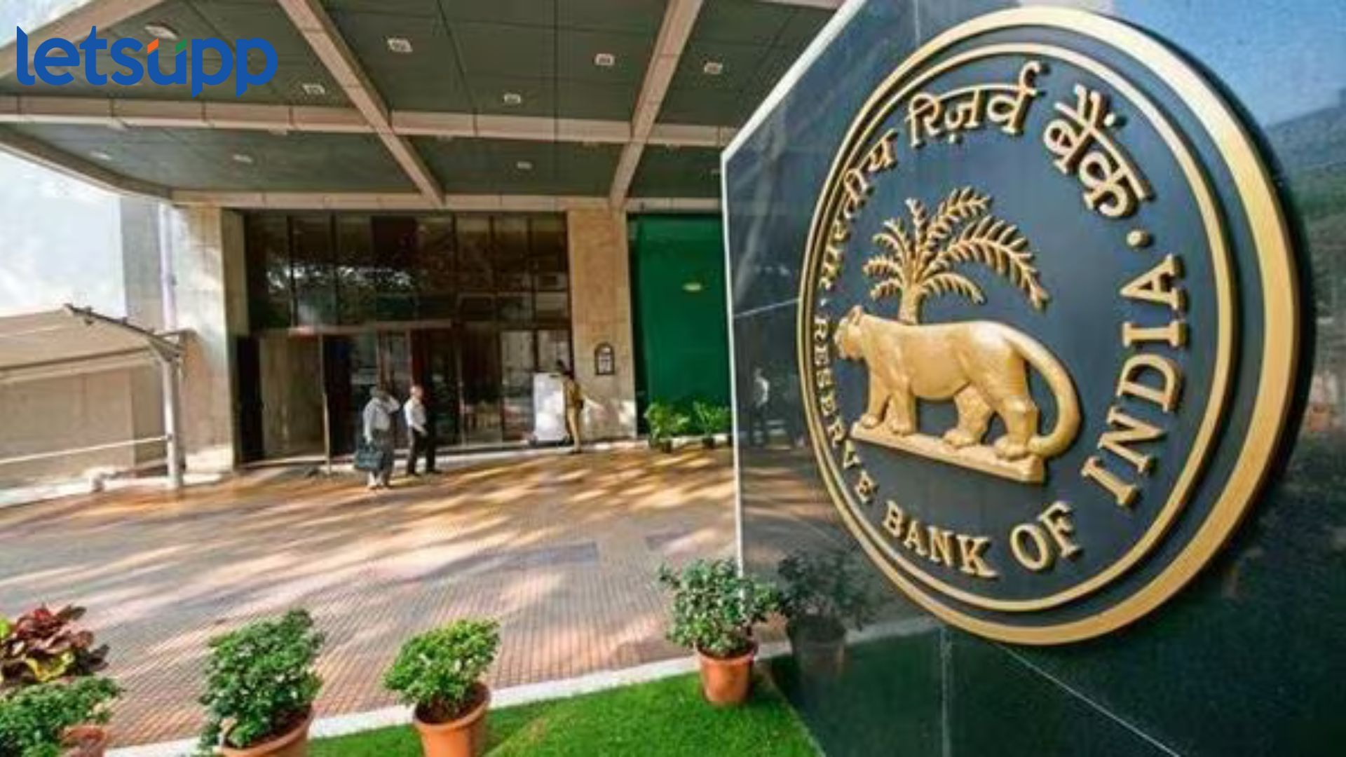 कर्ज नाही भरलं तर फोन होईल लॉक; आरबीआयचा नवीन नियम… RBI