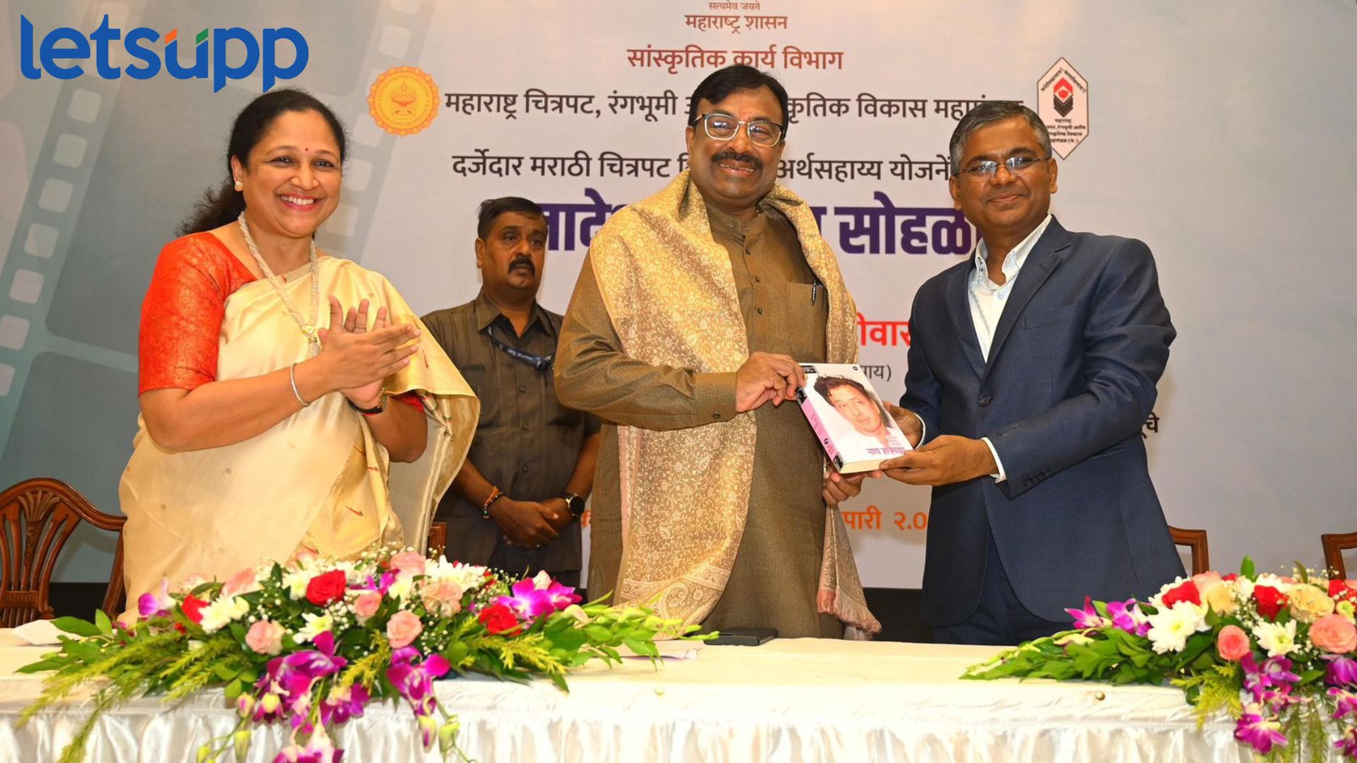 राज्यात नवीन 75 थिएटर्स सरकारतर्फे उभारली जाणार, मंत्री सुधीर मुनगंटीवारांची मोठी घोषणा Sudhir Mungantiwar : राज्यात नवीन 75 थिएटर्स सरकारतर्फे उभारली जाणार, मंत्री सुधीर मुनगंटीवारांची मोठी घोषणा