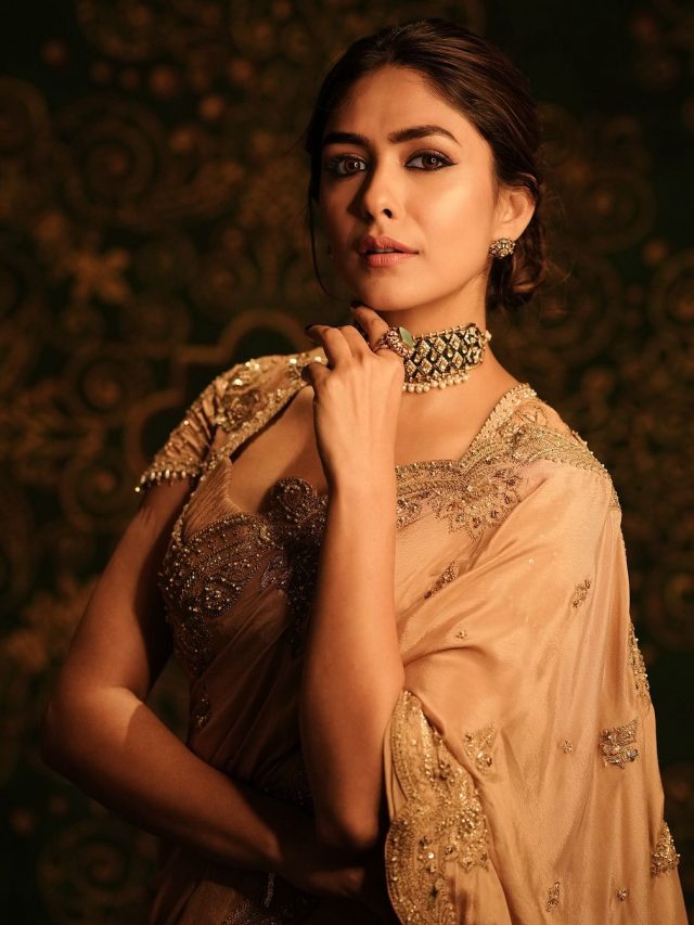 Mrunal Thakur: सोनेरी साडीत मृणाल ठाकूरचा ग्लॅमरस अंदाज