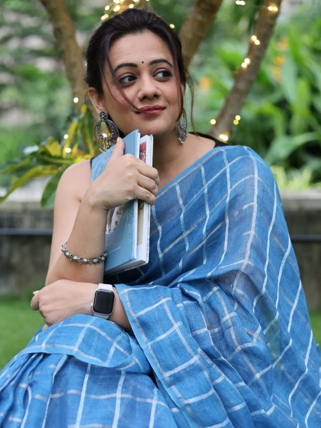 Spruha Joshi : हातात पुस्तक अन् निळी साडी, स्पृहाचा मनमोहक लूक