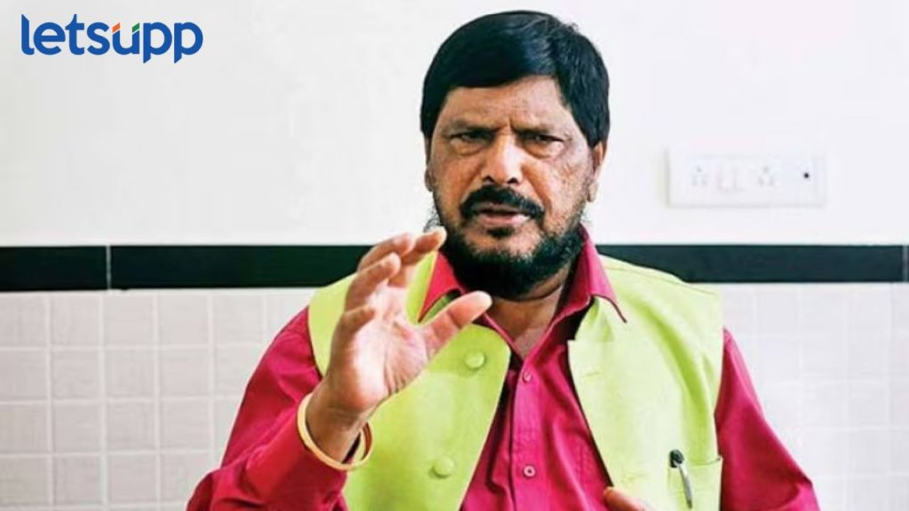 राहुल गांधी देशाची निंदा करतात, त्यांचा पासपोर्ट रद्द करावा, रामदास आठवलेंची मोठी मागणी