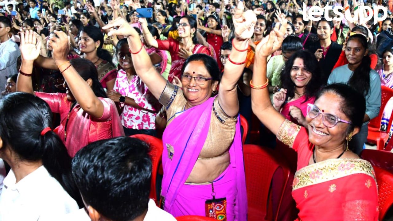 संजू राठोडच्या गुलाबी साडी गाण्यावर महिलांनी धरला ताल, दांडिया स्पर्धेला उत्स्फूर्त प्रतिसाद Kopargaon Navratri Festival