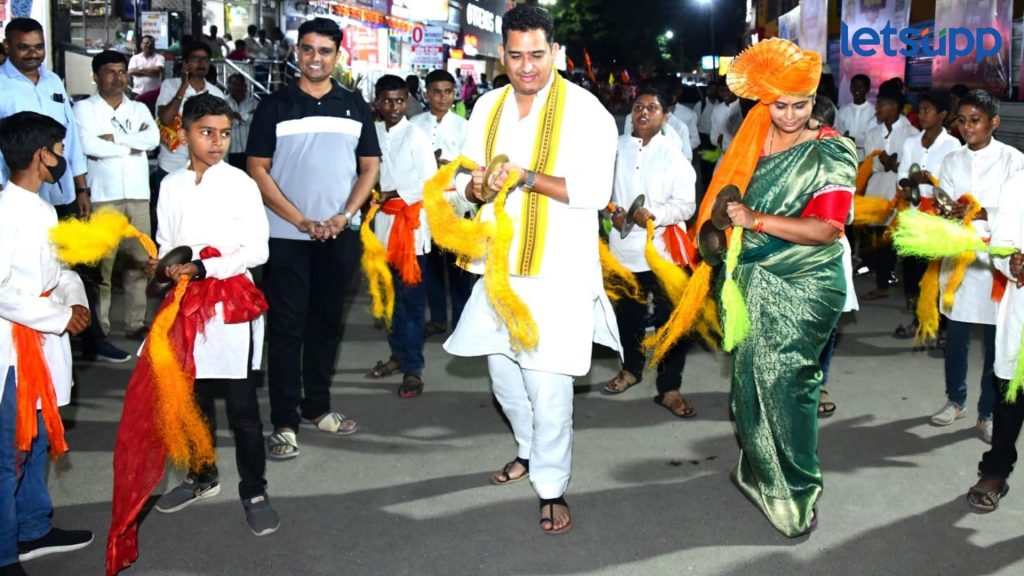 Ashutosh Kale : आदिशक्ती सप्तश्रुंगीच्या पादुकांची कोपरगाव शहरात जंगी मिरवणूक, भाविकांची दर्शनाला उसळली गर्दी