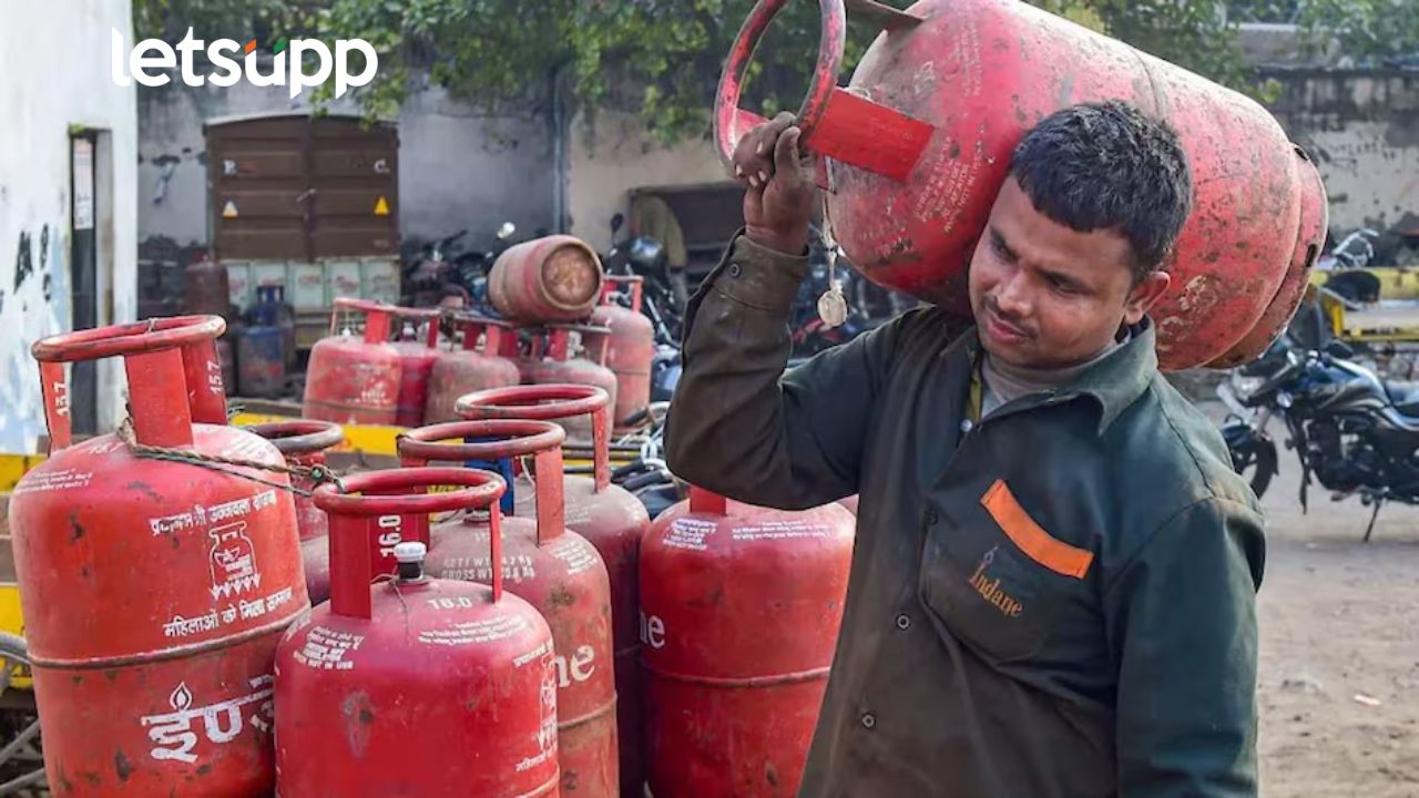 ऑक्टोबर महिन्याच्या पहिल्या दिवशी खिशाला कात्री; सिलेंडरच्या किमतींत वाढ, काय आहेत नवे दर? ऑक्टोबर महिन्याच्या पहिल्या दिवशी खिशाला कात्री; सिलेंडरच्या किमतींत वाढ, काय आहेत नवे दर?