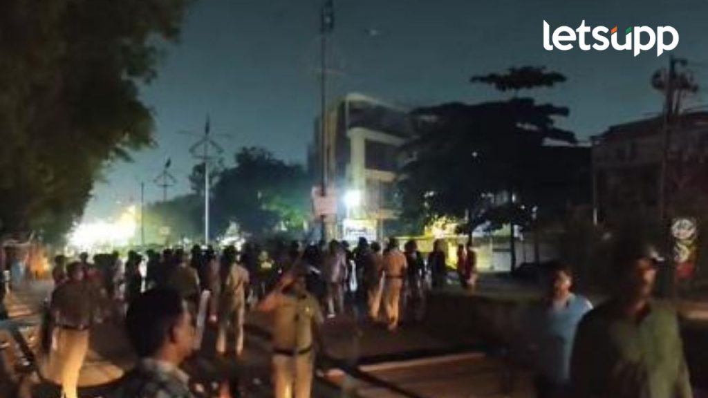 अमरावतीत वातावरण चिघळलं; जमावाकडून पोलीस स्टेशनवर दगडफेक, 21 पोलीस झाले जखमी