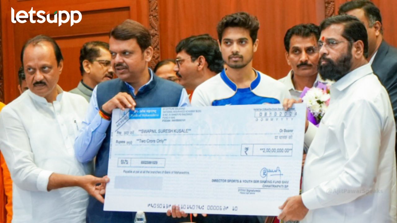 महाराष्ट्राचा कांस्यपदक विजेता स्वप्नील कुसळेला सरकारकडून दोन कोटी बक्षीस; मात्र, वडील नाराज महाराष्ट्राचा कांस्यपदक विजेता स्वप्नील कुसळेला सरकारकडून दोन कोटी बक्षीस; मात्र, वडील नाराज