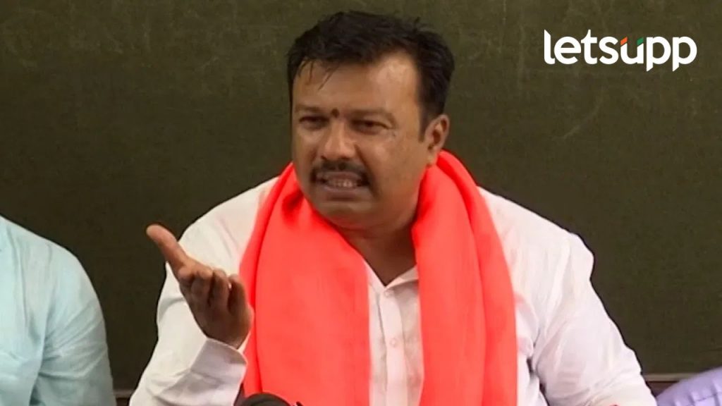 अजय महाराज बारस्करांच्या घरी दोन मद्यधुंद तरुणांचा राडा; जरांगे पाटील समर्थक असल्याचा केला आरोप