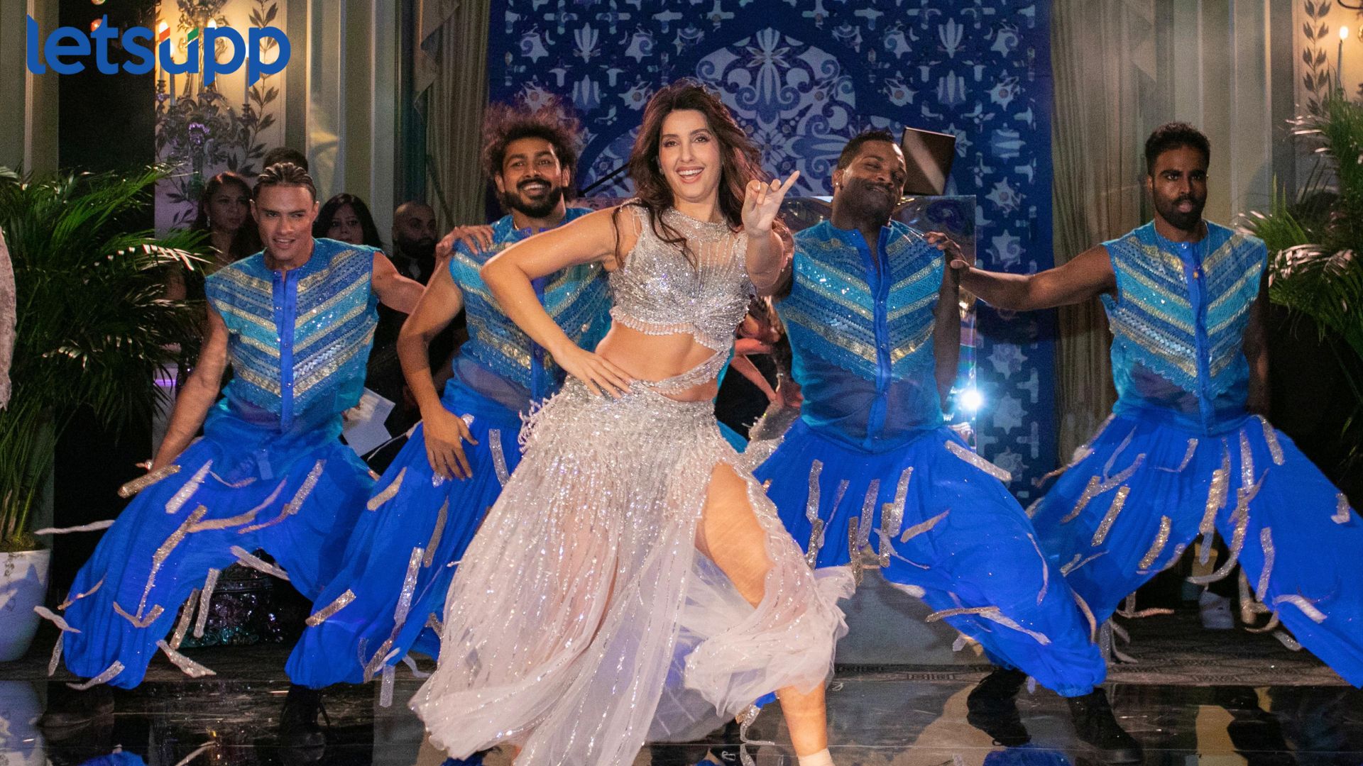 नोरा फतेहीची NYC च्या सर्वात मोठ्या दिवाळी पार्टीत एंट्री, धमाकेदार परफॉर्मन्स अन् चाहते घायाळ Nora Fatehi : नोरा फतेहीची NYC च्या सर्वात मोठ्या दिवाळी पार्टीत एंट्री, धमाकेदार परफॉर्मन्स अन् चाहते घायाळ