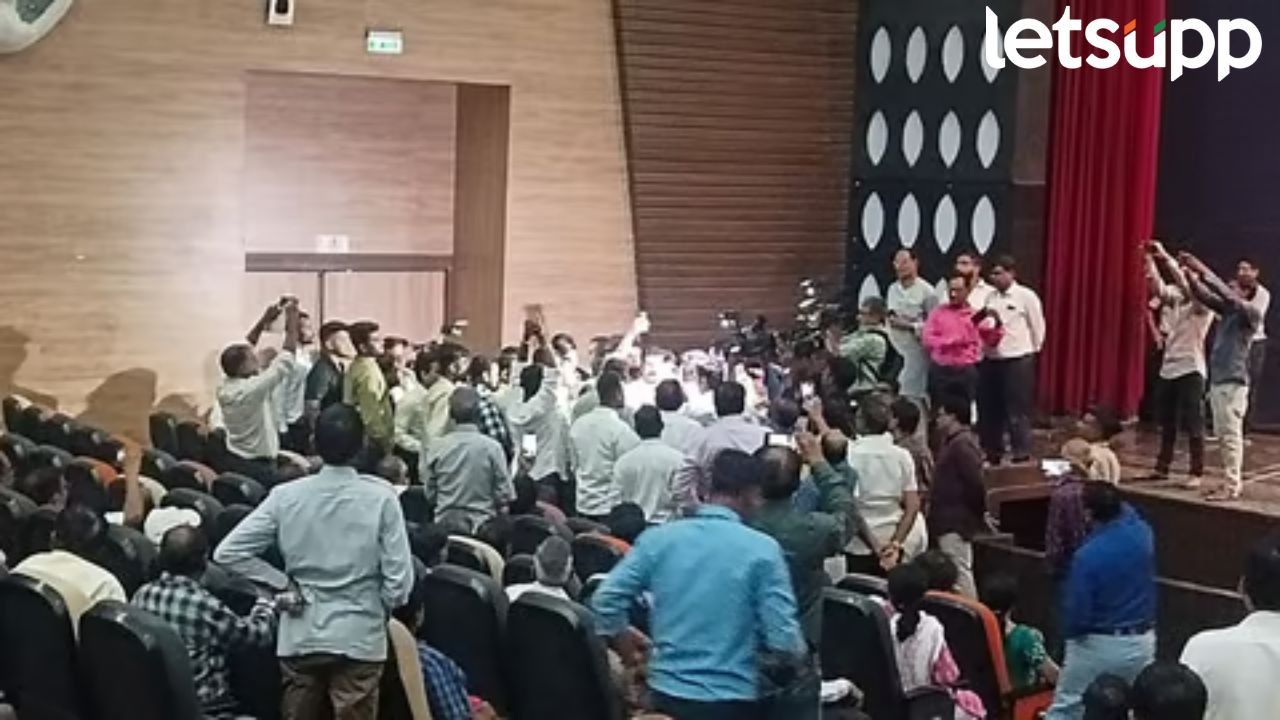 श्याम मानव यांच्या सभेत भाजप कार्यकर्त्यांचा गोंधळ, बॅनर फाडला, स्टेजवरही चढले Shyam Manav
