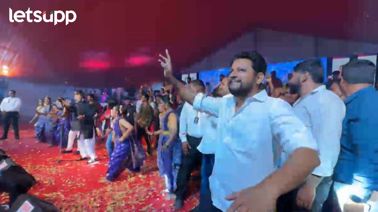 शिर्डीत ‘नारी शक्ती सन्मान’ सोहळा; अजय-अतुलच्या गाण्यांवर सुजय विखे पाटलांचा सपत्नीक ठेका Sujay Vikhe
