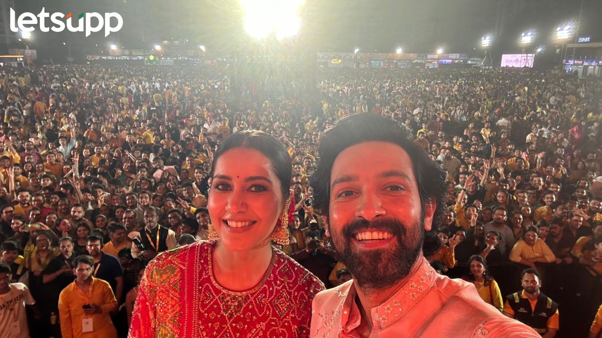 राशी अन् विक्रांत ‘आगामी’ सिनेमाच्या प्रमोशनला सुरुवात करण्यासाठी थेट नवरात्री उत्सवात पोहचले राशी अन् विक्रांत ‘आगामी सिनेमाच्या प्रमोशनला सुरुवात करण्यासाठी थेट नवरात्री उत्सवात पोहचले
