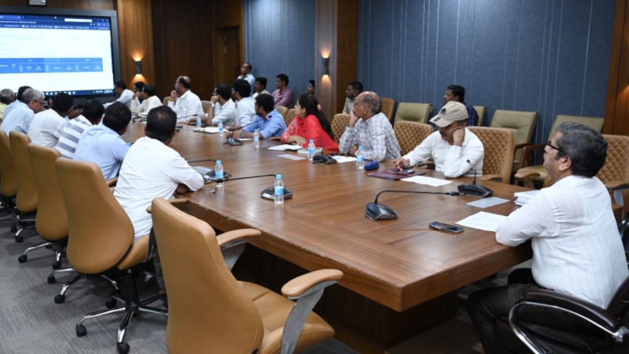 आचारसंहितेत प्रशासन अॅक्टिव्ह; नगर जिल्ह्यातील २५ हजार जाहिराती हटवल्या Collector Office
