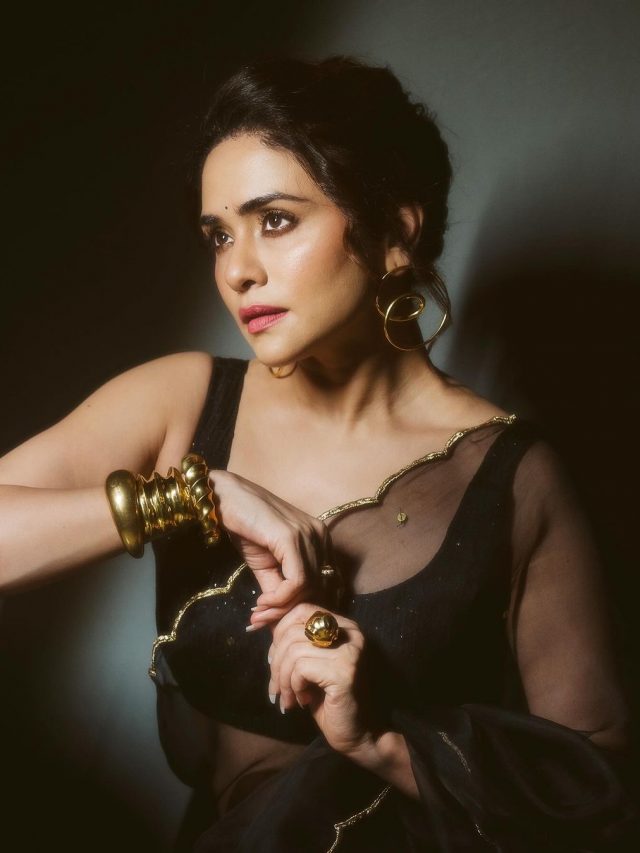 Amruta Khanvilkar : अमृताचा काळ्या साडीमधील मोहक लूक