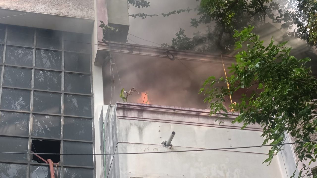 पुण्यातील ग्रंथालयाला भीषण आग; फर्निचर, लॅपटॉप जळून खाक Pune Fire News