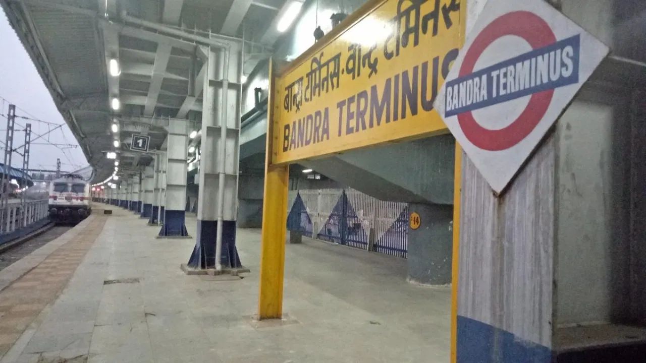 मोठी बातमी! मुंबईतील वांद्रे टर्मिनसवर चेंगराचेंगरी; दोन जणांची प्रकृती चिंताजनक Railway