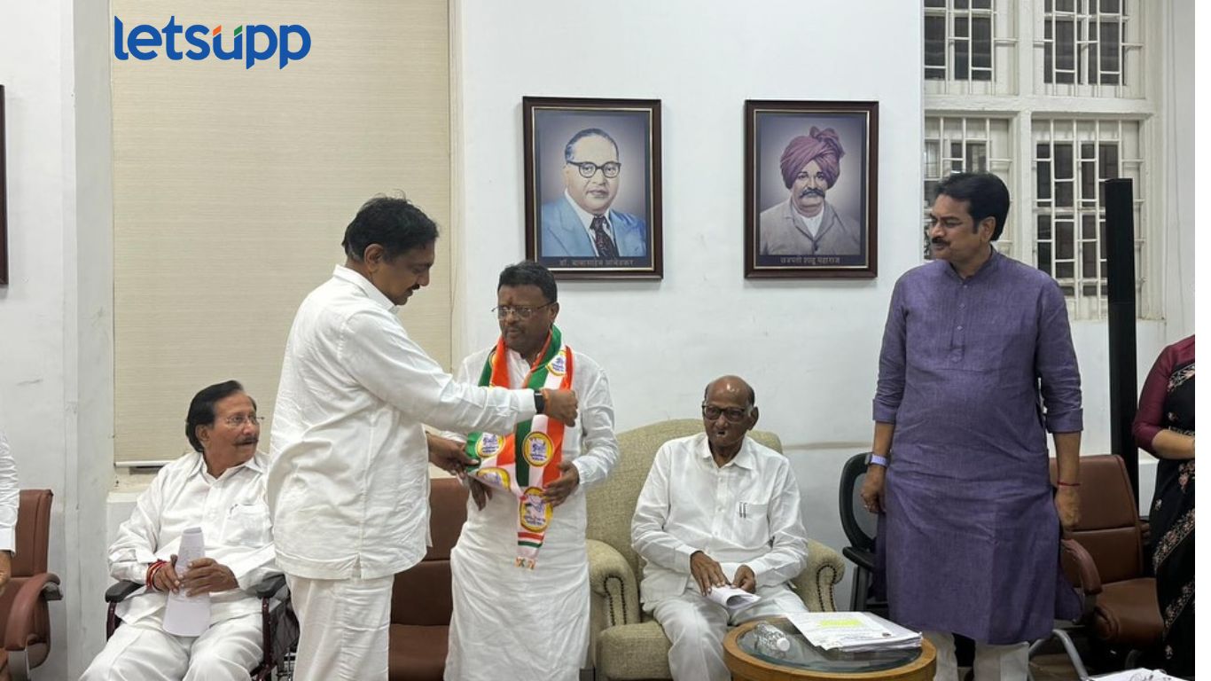 अजितदादांना आणखी एक धक्का; अखेर राजेंद्र शिंगणेंच्या हाती ‘तुतारी’, पण पुतणीने टेन्शन वाढविले Mahrashtra Assembly Election: अजितदादांना आणखी एक धक्का; अखेर राजेंद्र शिंगणेंच्या हाती 'तुतारी'
