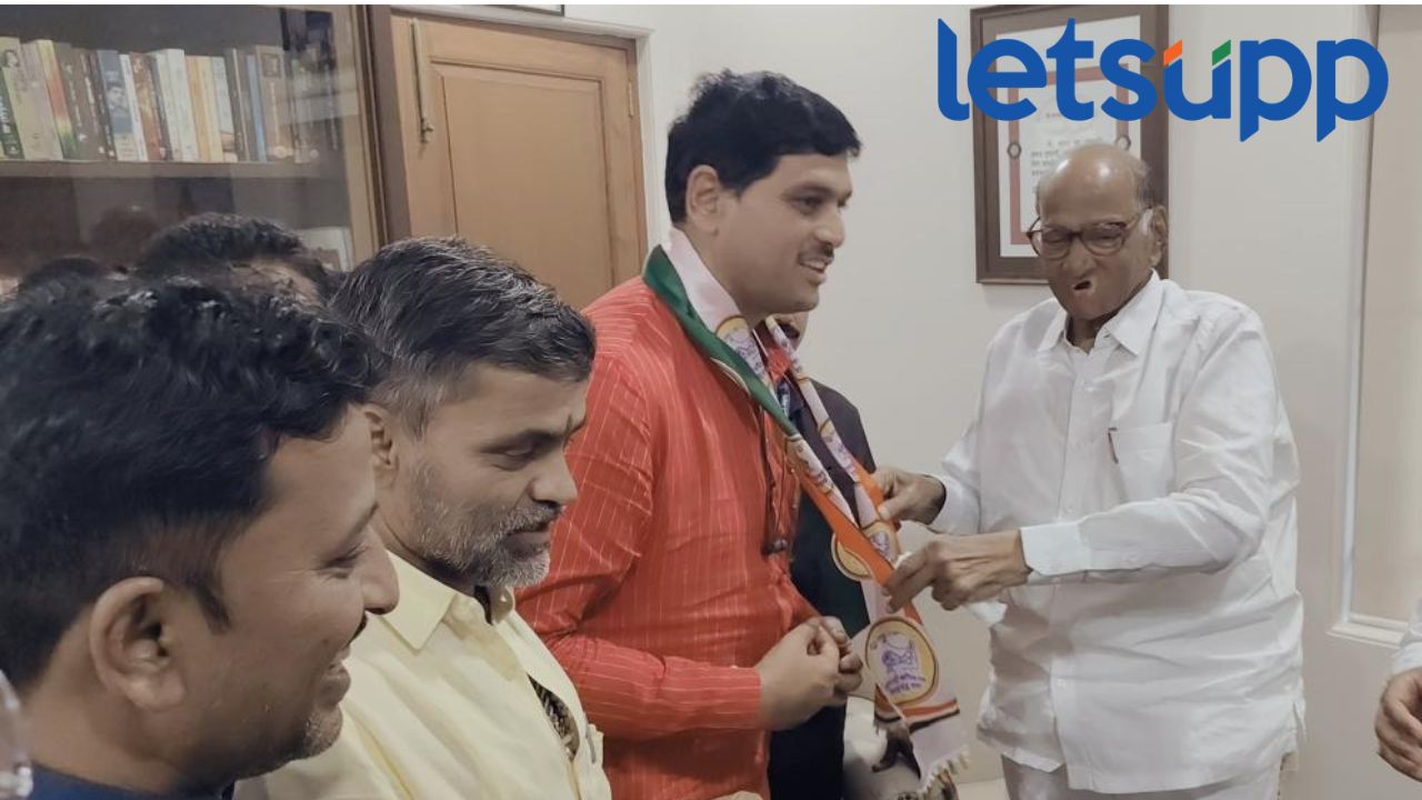 सोलापुरात अजित पवारांना मोठा धक्का! निरंजन भूमकरांसह 15 नगरसेवकांचा शरद पवार गटात प्रवेश Sharad Pawar