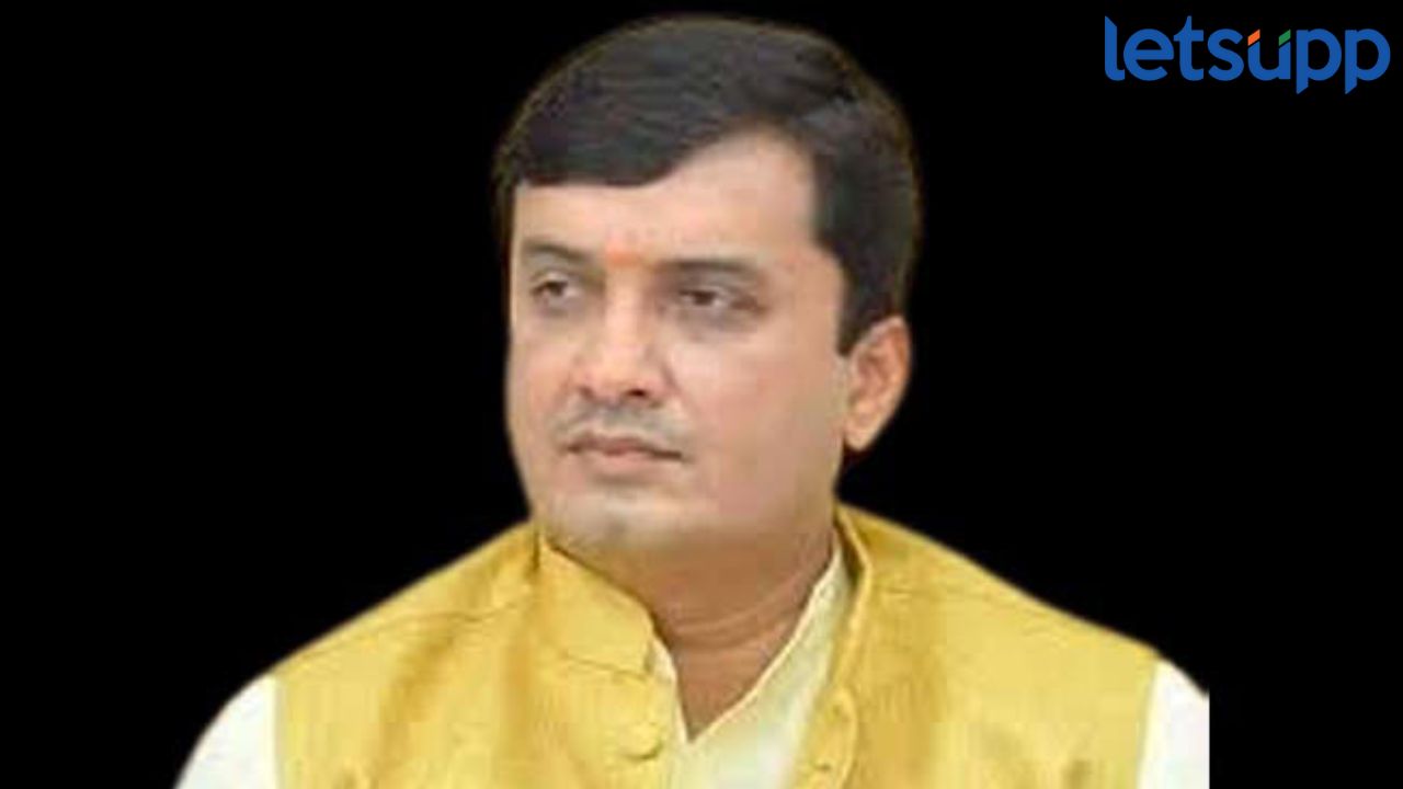 आधी लाडक्या बहिणींना भर सभेत धमकी नंतर जाहीर माफी, धनंजय महाडिक नेमकं काय म्हणाले? BJP MP Dhananjay Mahadik