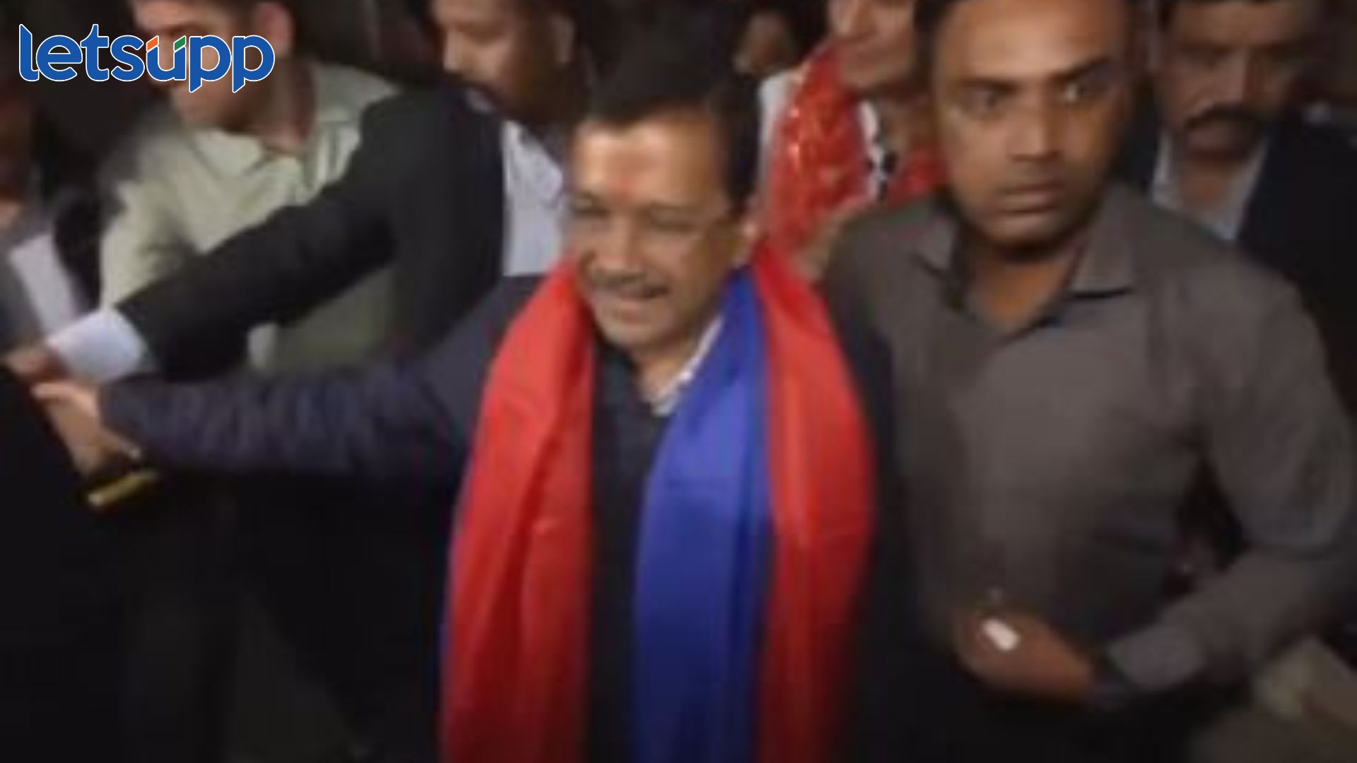 मोठी बातमी : अरविंद केजरीवालांच्या सुरक्षेत मोठी चूक, ग्रेटर कैलासमध्ये हल्ला; पाहा व्हिडिओ Arvind Kejriwal