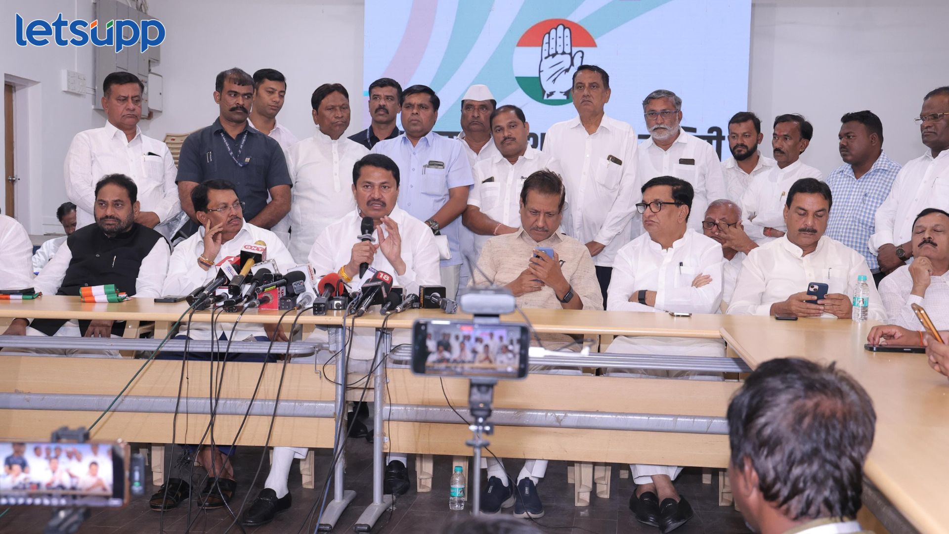 काँग्रेसमध्ये असंतोषाची लाट! पटोले नको ठाकरे हवेत; बैठकीतील आतली बातमी फुटली Nana Patole