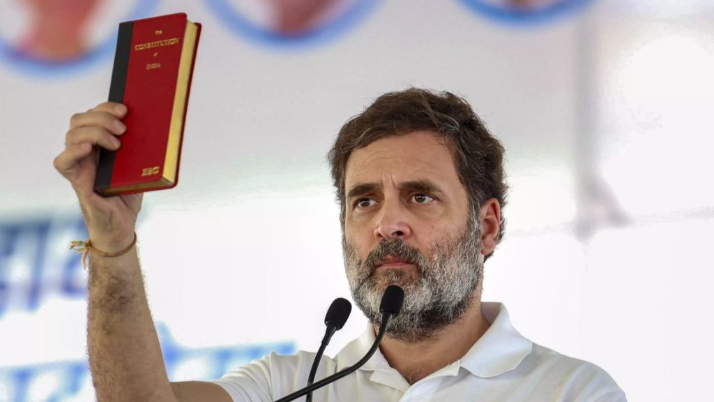 फडणवीसांकडून डॉ. आंबेडकरांचा अवमान, संविधानाच्या रंगावरून केलेल्या टिकेवर राहुल गांधी भडकले