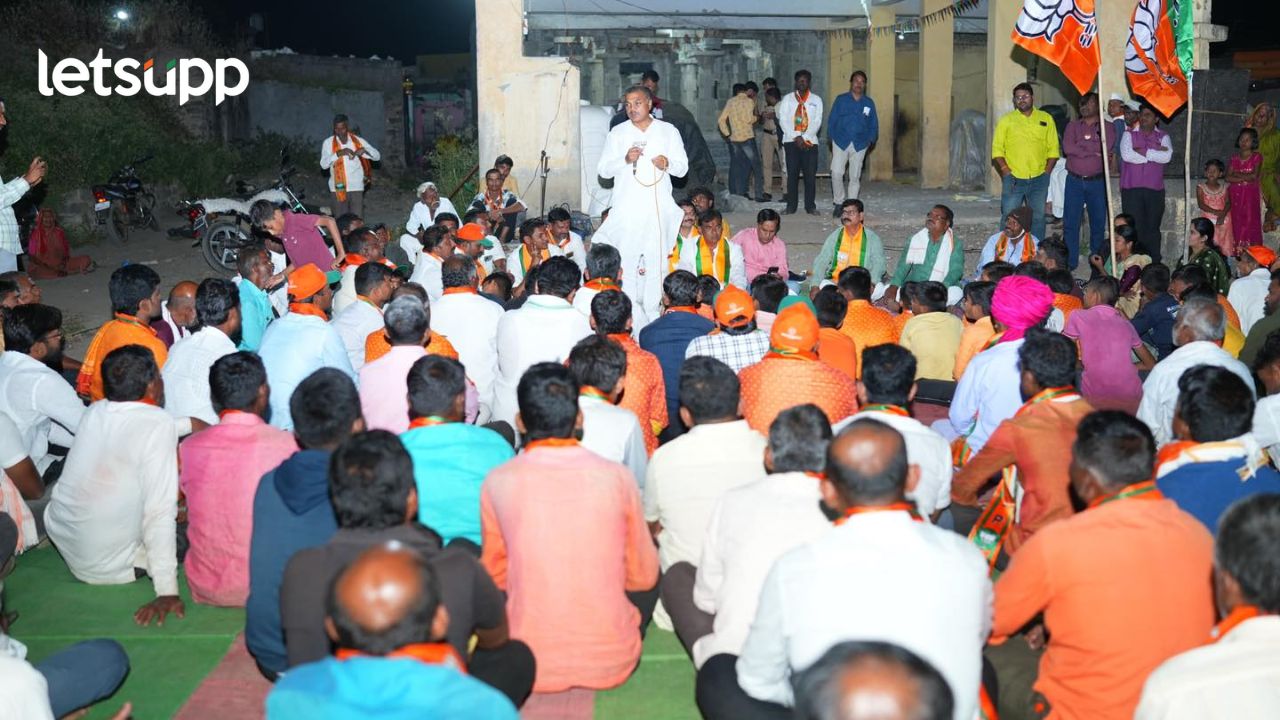 शेतकऱ्यांचा हक्काचा पीक विम्यासाठी कोर्टात धाव घेतली; राणाजगजितसिंह पाटलांची प्रचार दौऱ्यात माहिती शेतकऱ्यांचा हक्काचा पीक विम्यासाठी कोर्टात धाव घेतली; राणाजगजितसिंह पाटलांची प्रचार दौऱ्यात माहिती