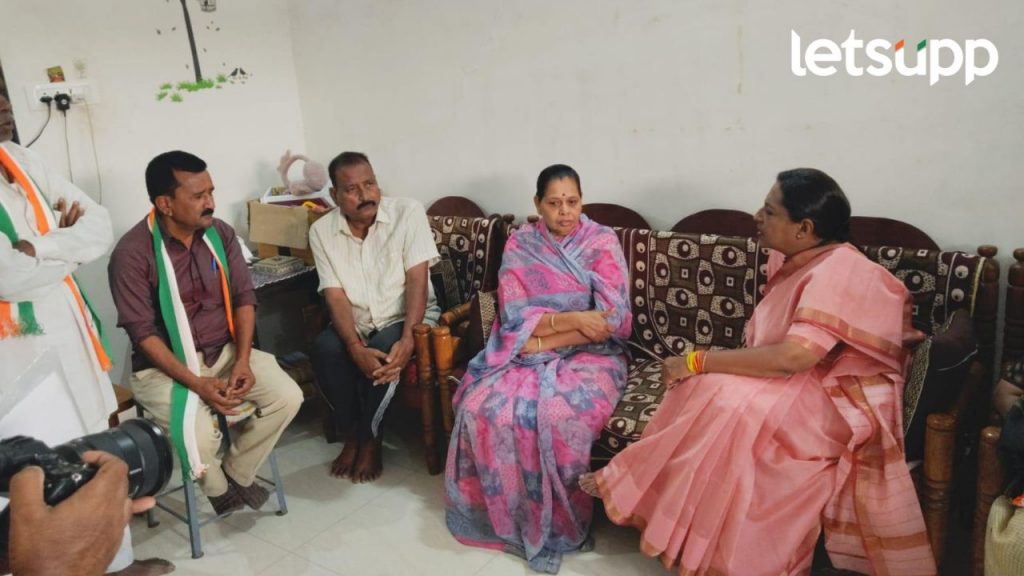मयत पोलीस शिपाई संदीप चौधरी यांच्या कुटुंबाला काँग्रेस नेत्या यशोमती ठाकूर यांची सांत्वनपर भेट
