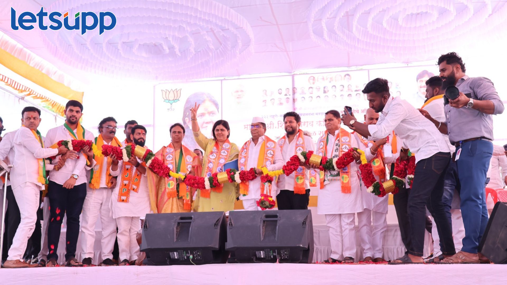 शिवाजीराव कर्डिलेंच्या प्रचाराचा नारळ फोडण्यासाठी गर्दीच गर्दी, पंकजा मुंडेंनी सभा गाजवली Pankaja Munde