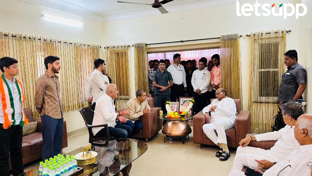 शरद पवारांनी केले शितोळे कुटुंबियांचे सांत्वन, जुन्या आठवणींना दिला उजाळा Sharad Pawar (2)