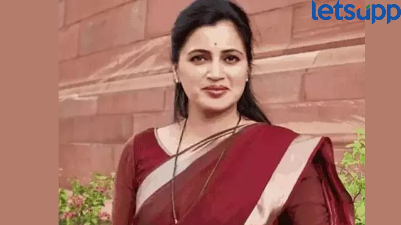 नवनीत राणांच्या सभेत मोठा राडा! खुर्च्या फेकल्या, जोरदार घोषणाबाजी अन् मारहाण Navneet Rana Rally Rada