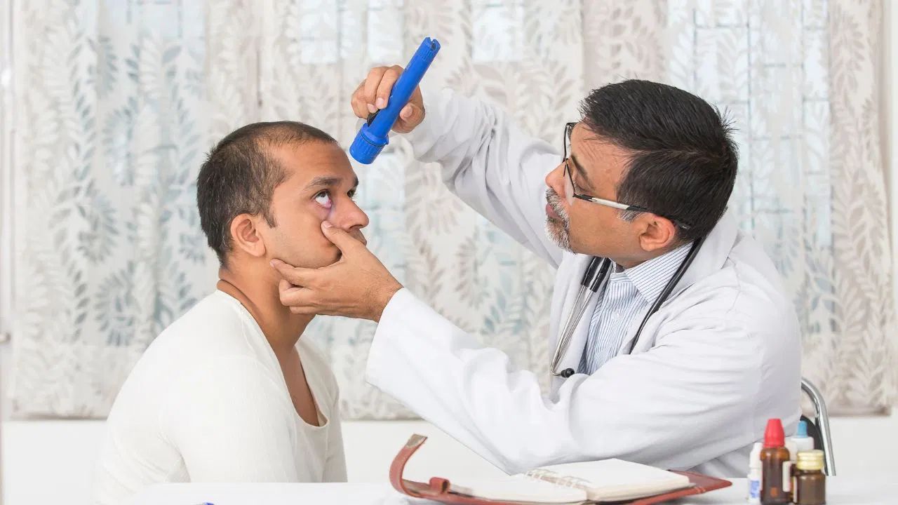 प्रदूषणामुळे होऊ शकतो ‘आय स्ट्रोक’; जाणून घ्या, डोळ्यांचा आजार किती धोकादायक? Eye Test