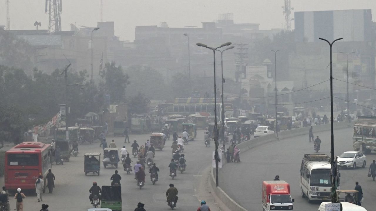 बापरे! पाकिस्तानने प्रदूषणात मोडले सर्व रेकॉर्ड; ‘या’ शहरात AQI 2000 पार Pakistan
