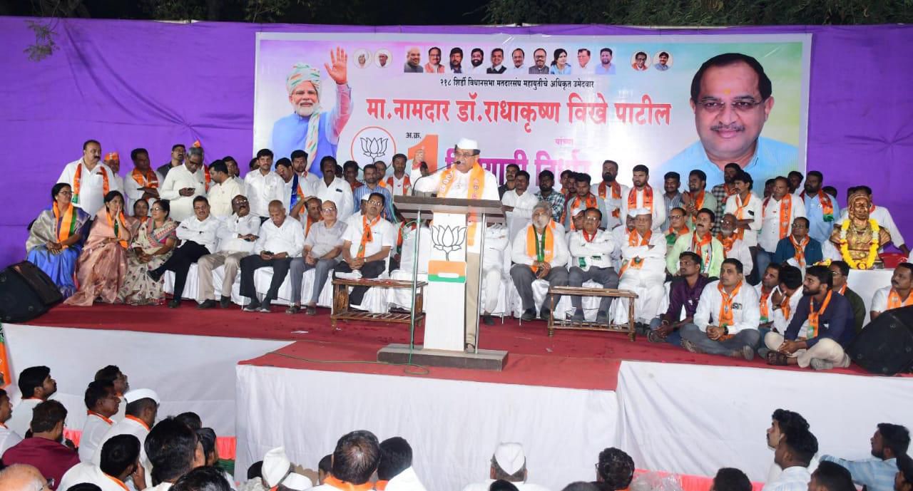 “आघाडीशी प्रामाणिक न राहणाऱ्यांनी आम्हाला पक्षनिष्ठा शिकवू नये”, विखेंचा थोरातांवर हल्लाबोल Radhakrishna Vikhe