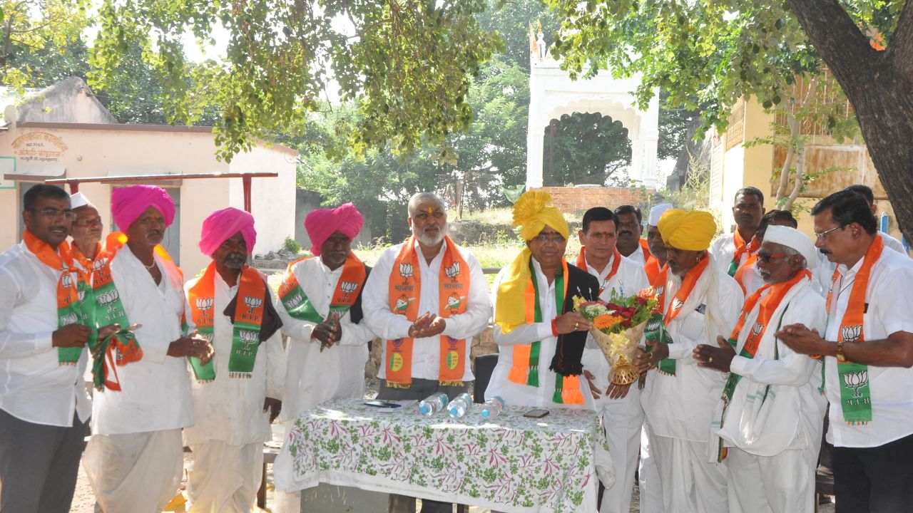 मतदारसंघाच्या विकासाचा कर्डिलेंचा शब्द; ‘राहुरी’त प्रचार अन् नागरिकांशी संवाद.. Shivaji Kardile