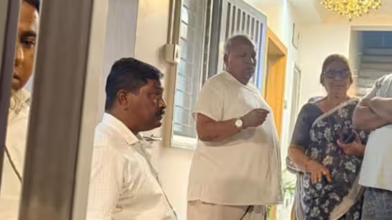मोठी बातमी! सोलापुरात माकप उमेदवाराच्या घरावर दगडफेक; काँग्रेस कार्यकर्त्यांवर आरोप Solapur