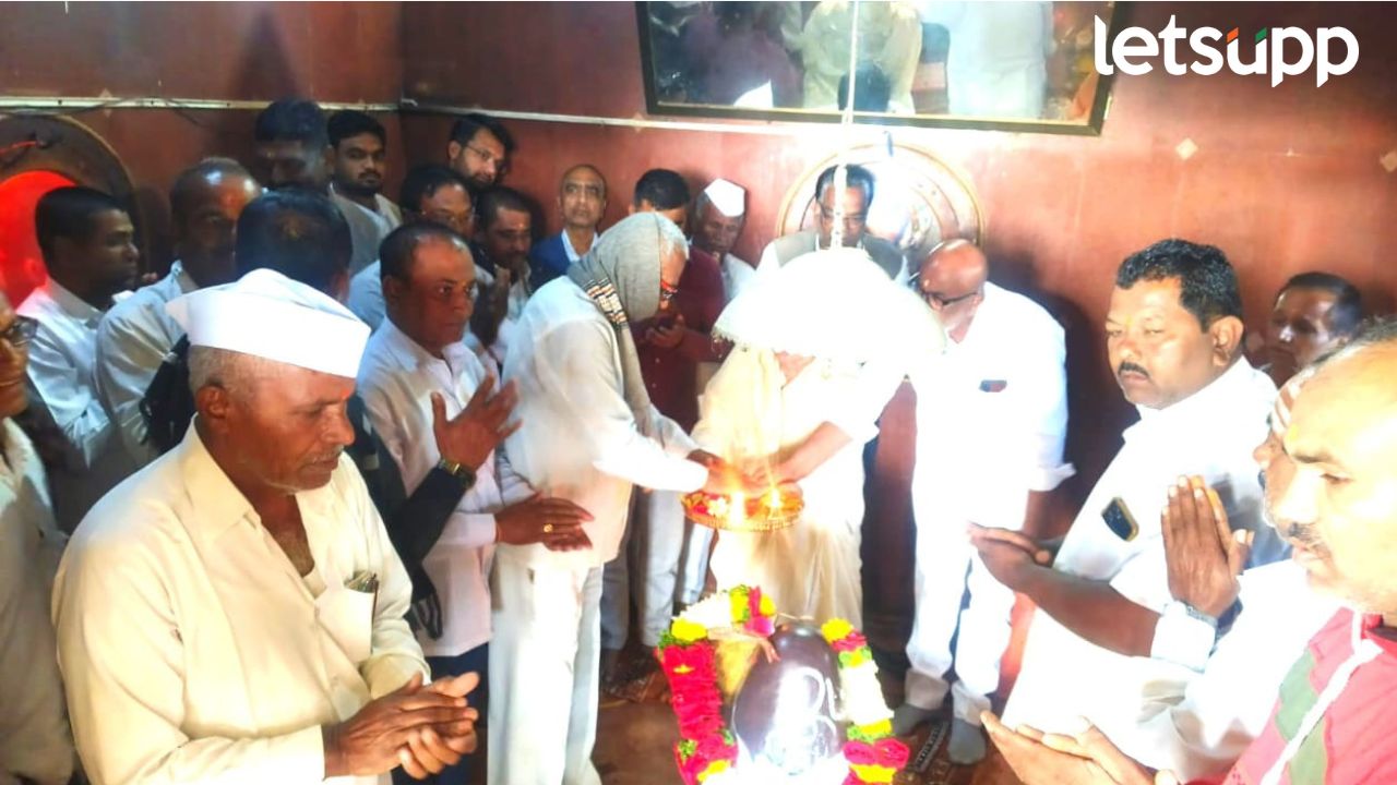 आशुतोष काळेंच्या रूपाने राज्याला उच्च शिक्षित मंत्री मिळावा, ग्रामस्थांचे अमृतेश्वराला महाभिषेक.. Ashutosh Kale