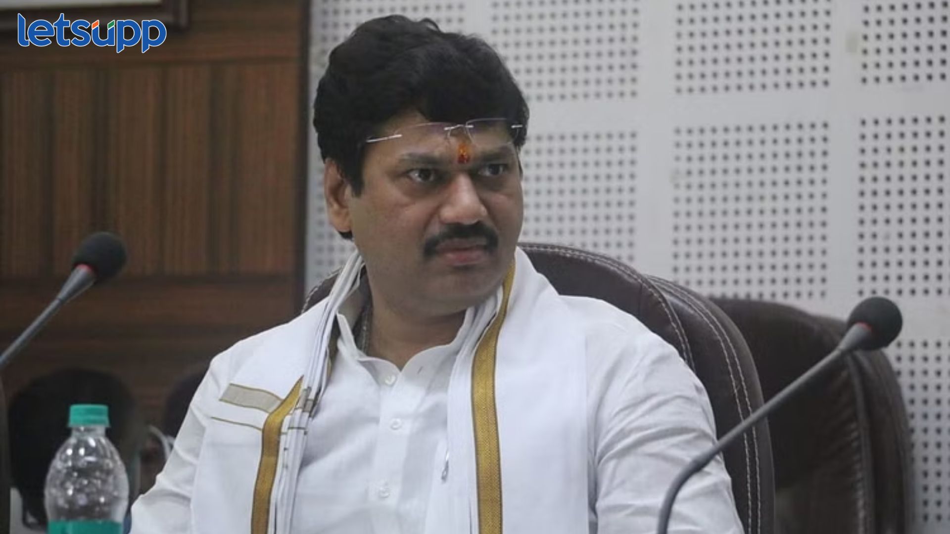 पदभार स्वीकारताच धनंजय मुंडे अॅक्शन मोडमध्ये, विभागाचा आढाव घेत अधिकाऱ्यांना दिले सूचना Dhananjay Munde