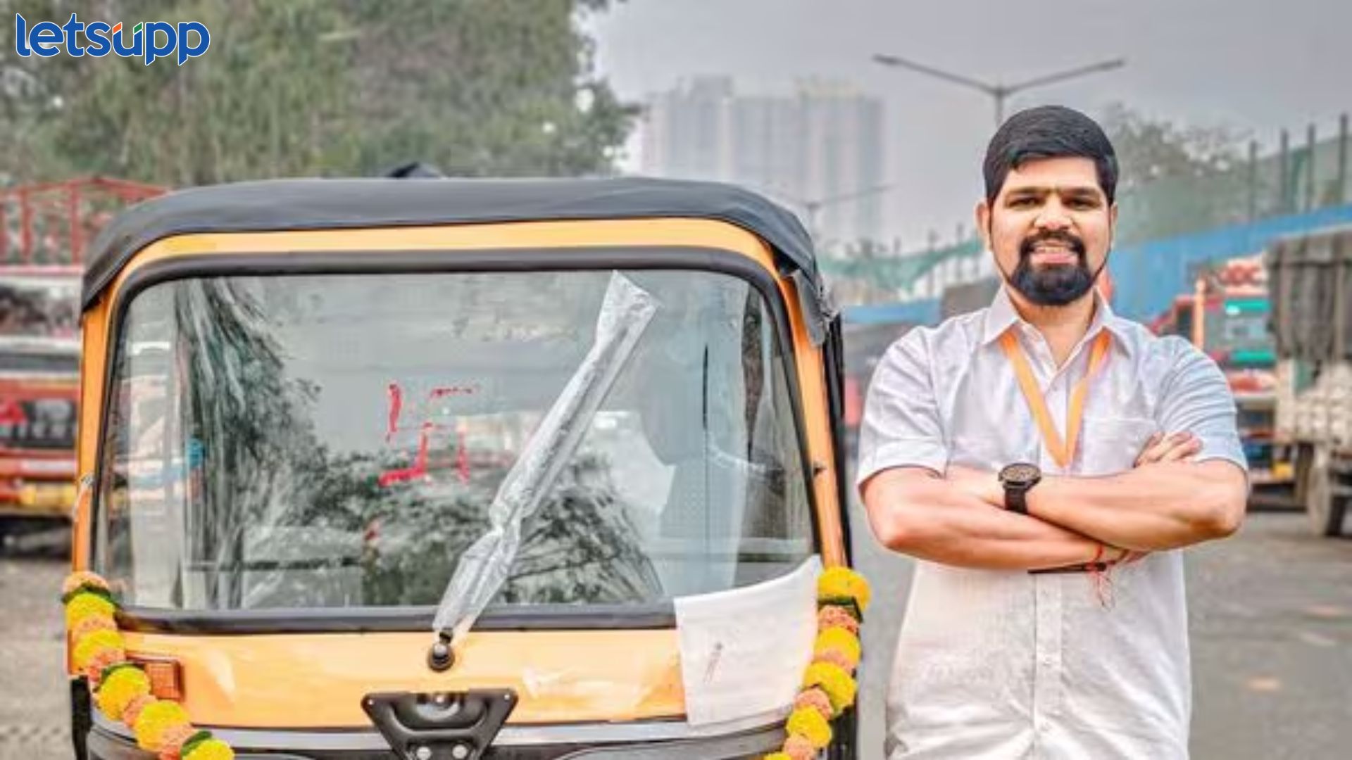 शेवटी, पोटासाठी काहीपण, 14 वर्षांचा अनुभव असलेला ग्राफिक डिझायनर बनला रिक्षाचालक! Graphic Designer Kamlesh Kamtekar