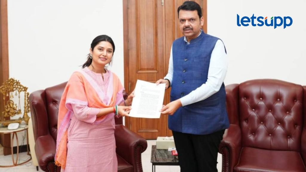 अभिनेत्री प्राजक्ता माळीने घेतली देवेंद्र फडणवीसांची भेट, मुख्यमंत्र्यांकडून कारवाईचं आश्वासन
