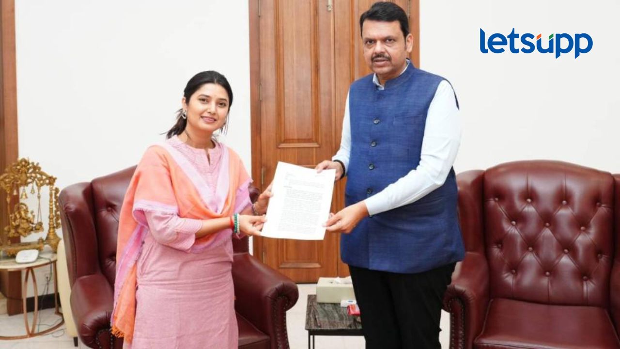 अभिनेत्री प्राजक्ता माळीने घेतली देवेंद्र फडणवीसांची भेट, मुख्यमंत्र्यांकडून कारवाईचं आश्वासन अभिनेत्री प्राजक्ता माळीने घेतली देवेंद्र फडणवीसांची भेट, मुख्यमंत्र्यांकडून कारवाईचं आश्वासन