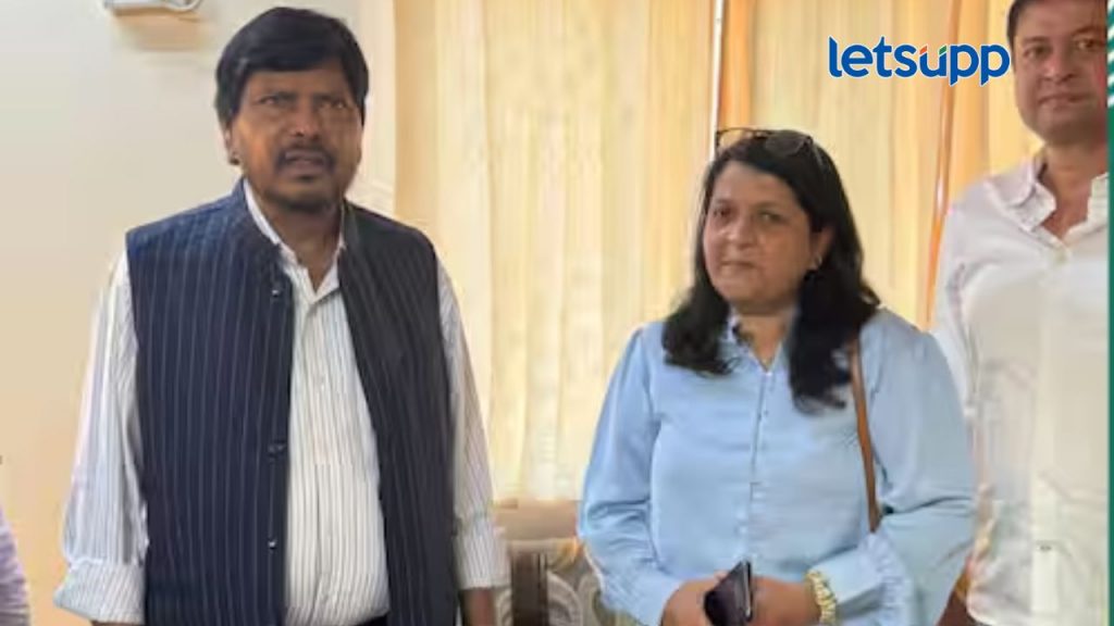 देशमुख प्रकरणावरून अंजली दामानियांचा रामदास आठवलेंसमोर तीव्र निषेध, म्हणाल्या ही माणूसकी..