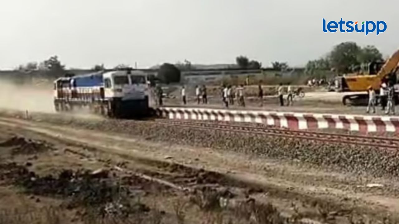 Beed : बीडकरांसाठी आनंदाची बातमी! राजुरीपर्यंत धावली रेल्वे; 26 जानेवारीपर्यंत बीडमध्ये पोहोचणार Beed : बीडकरांसाठी आनंदाची बातमी! राजुरीपर्यंत धावली रेल्वे; 26 जानेवारीपर्यंत बीडमध्ये पोहोचणार