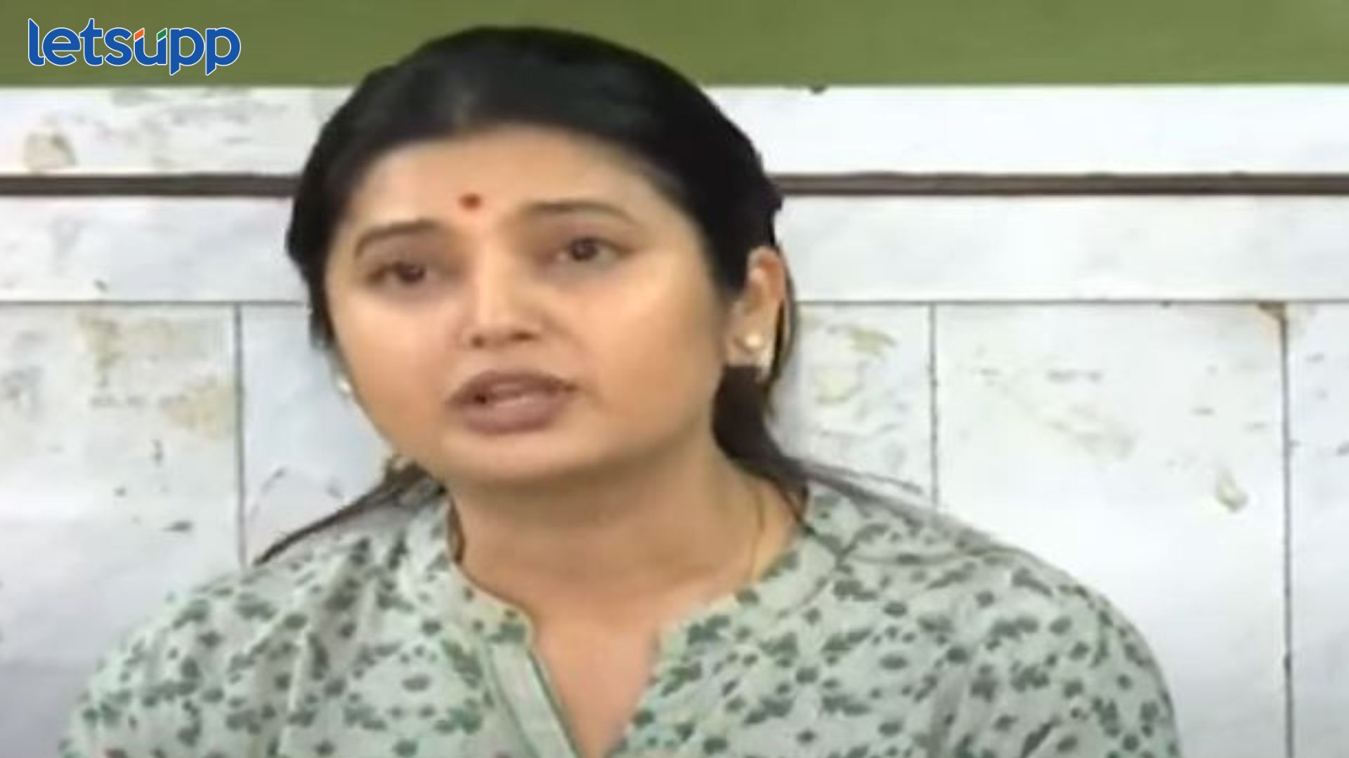Video : महिला म्हणून हलक्यात घेतलं तर…; CM, डेप्युटी सीएमची नावं घेत प्राजक्ताने ठणकावलं Prajakta Mali