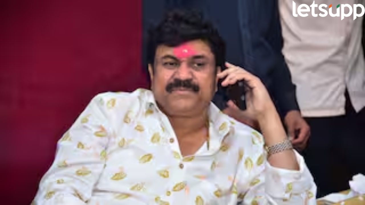 केवळ राजकीय द्वेषापोटी माझ्यावर आरोप; शरण जाण्यापूर्वी वाल्मिक कराडची पहिली प्रतिक्रिया समोर… Vanita Kharat (1)