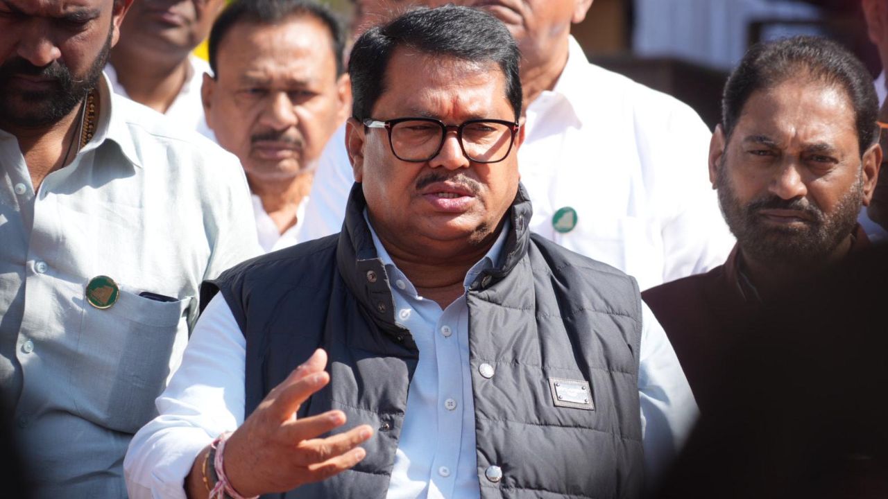 गुंडांना संरक्षण देण्यासाठी जनतेनं बहुमत दिलं का? विजय वडेट्टीवार यांचा सवाल Winter Session