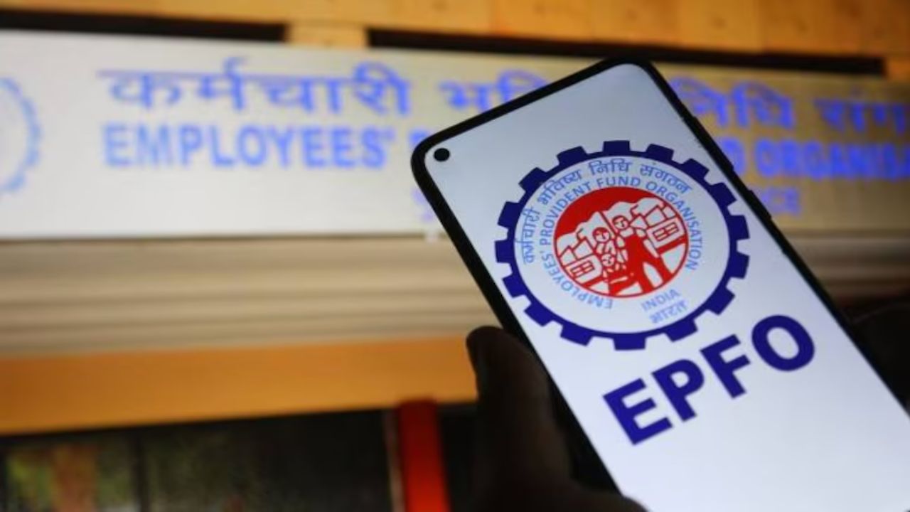 कर्मचाऱ्यांना सरकारचं गिफ्ट! ईपीएफओच्या बैठकीत होणार पीएफच्या व्याज वाढीचा निर्णय Epfo