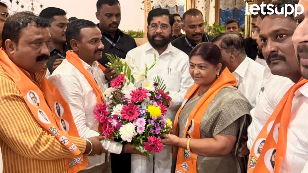 अहिल्यानगरमध्ये ठाकरे गटाला खिंडार! मनपा निवडणुकीच्या तोंडावर तीन माजी नगरसेवकांचा शिंदे गटात प्रवेश… Ahilyanagar Politics