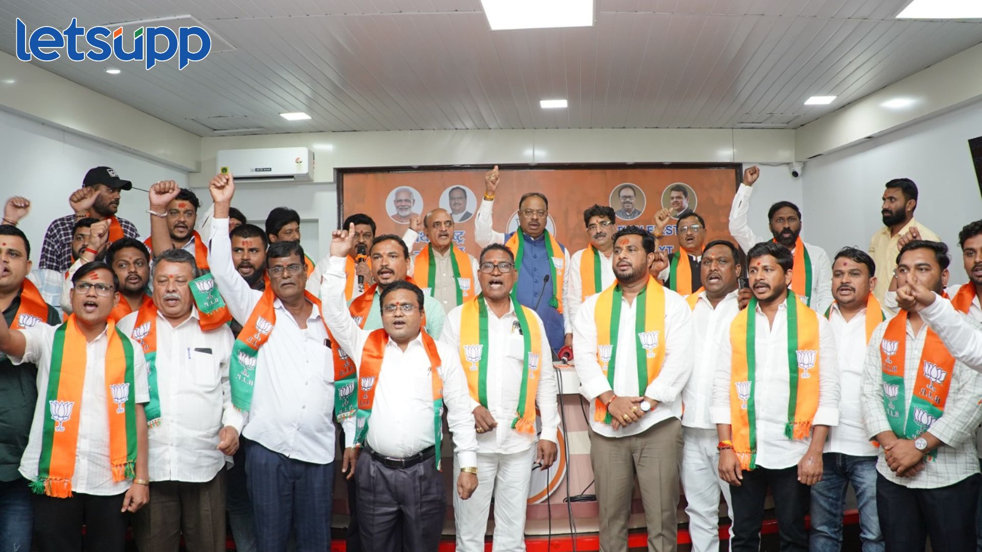 संभाजीनगरमध्ये ठाकरेंना धक्का, 50 पदाधिकाऱ्यांचा भाजपमध्ये प्रवेश Chandrashekhar Bawankule