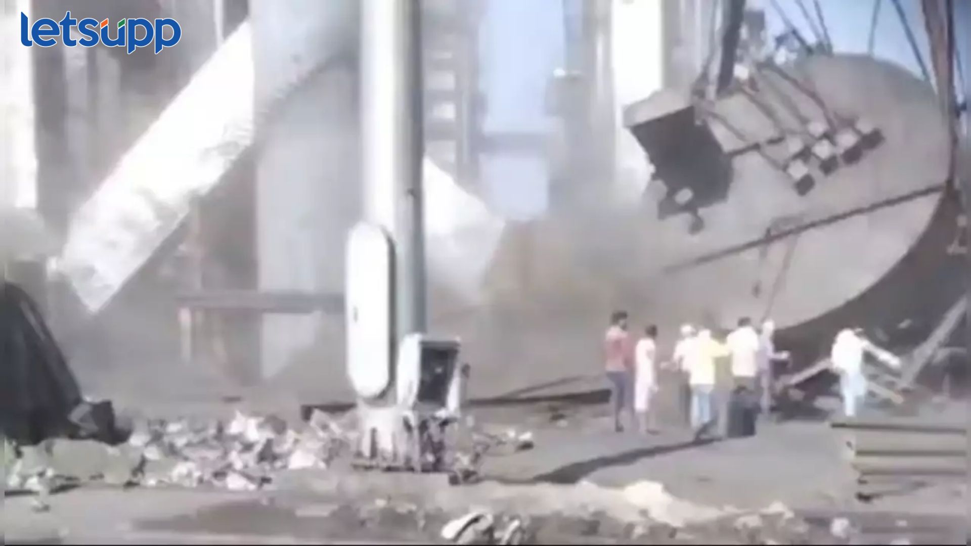 मोठी दुर्घटना, प्लांटची चिमणी कोसळली, 30 कामगार अडकले Chhattisgarh Mungeli Accident